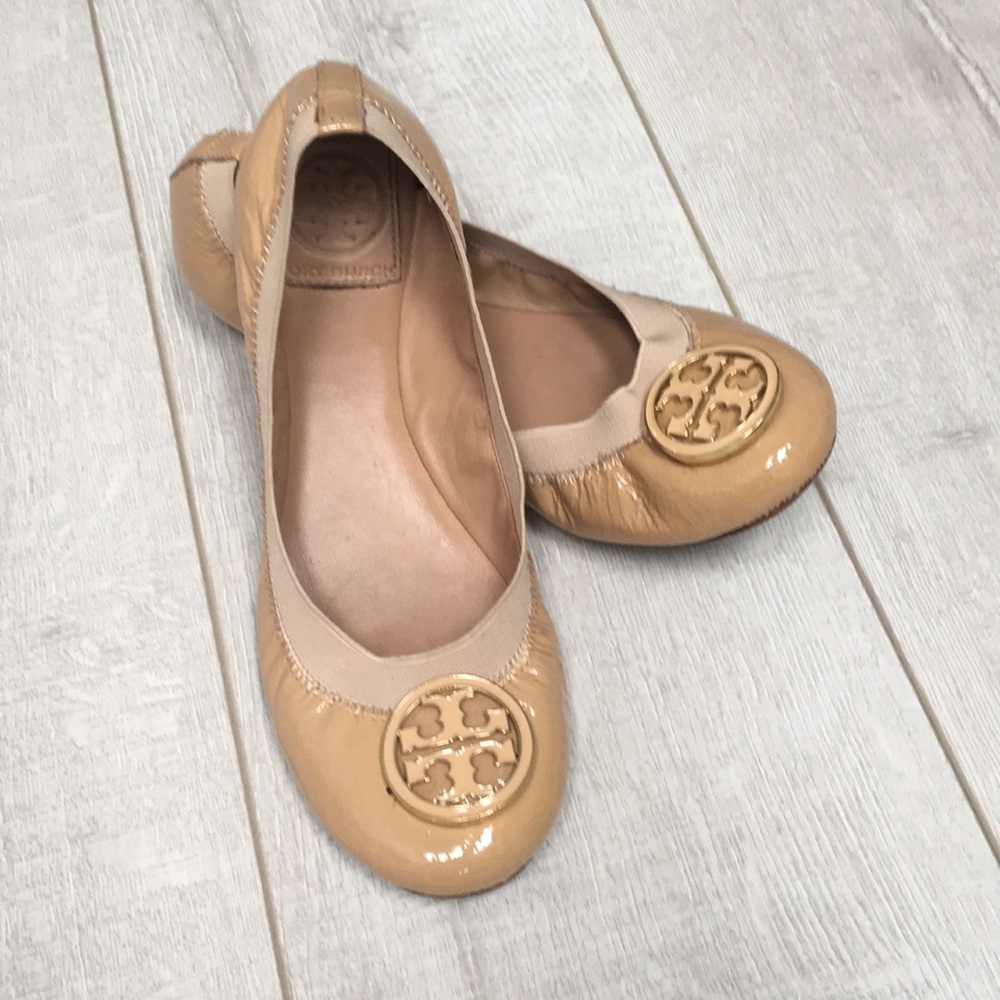 Tan Tory Burch logo flat shoes size 7M